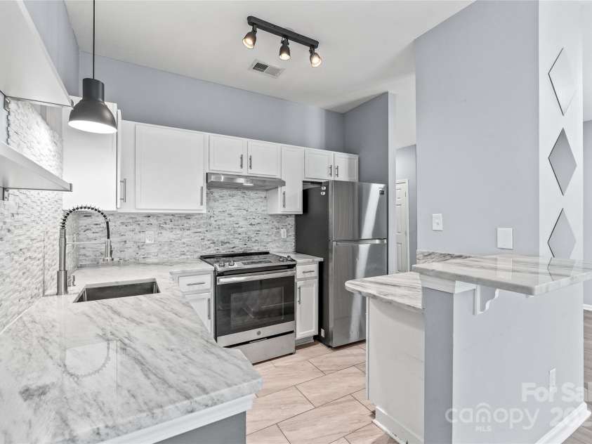 2059 Lennox Square Road, Charlotte, NC 28210.  MLS# CAR4245907, YatesRealty ID 20419. 