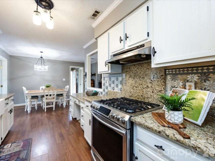5042 Virginian Lane, Charlotte, NC 28226.  MLS# CAR4345660, YatesRealty ID 2042. 