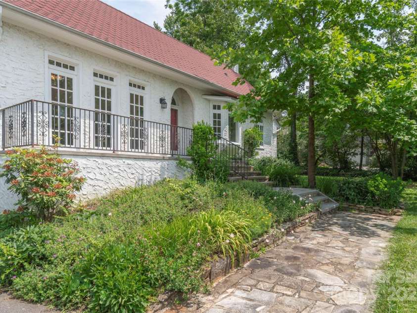 118 Glen Falls Road, Asheville, NC 28804.  MLS# CAR4266681, YatesRealty ID 20423. 