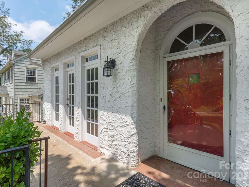 118 Glen Falls Road, Asheville, NC 28804.  MLS# CAR4266681, YatesRealty ID 20423. 