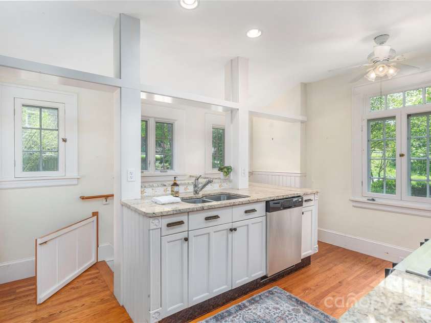 118 Glen Falls Road, Asheville, NC 28804.  MLS# CAR4266681, YatesRealty ID 20423. 