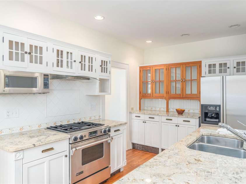 118 Glen Falls Road, Asheville, NC 28804.  MLS# CAR4266681, YatesRealty ID 20423. 