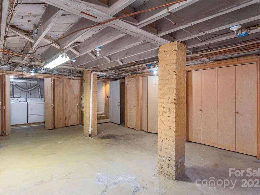 118 Glen Falls Road, Asheville, NC 28804.  MLS# CAR4266681, YatesRealty ID 20423. 