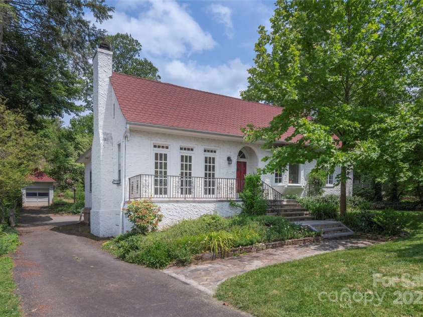 118 Glen Falls Road, Asheville, NC 28804.  MLS# CAR4266681, YatesRealty ID 20423. Front of house