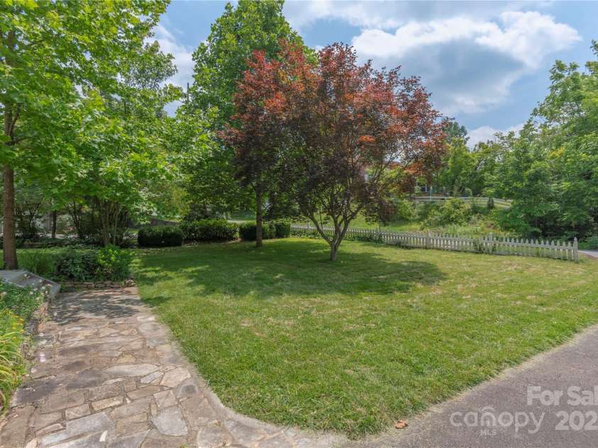 118 Glen Falls Road, Asheville, NC 28804.  MLS# CAR4266681, YatesRealty ID 20423. Front yard