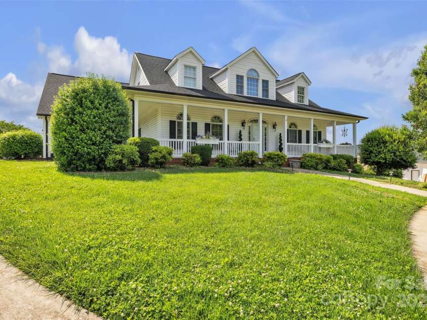 129 Renaissance Place, Statesville, NC 28625.  MLS# CAR4258581, YatesRealty ID 20424. 