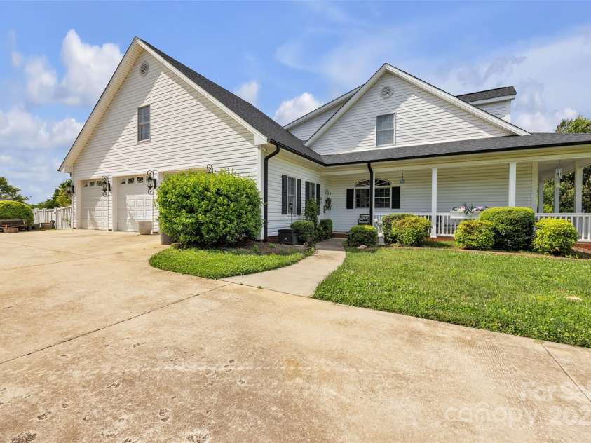 129 Renaissance Place, Statesville, NC 28625.  MLS# CAR4258581, YatesRealty ID 20424. 