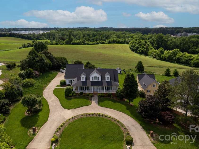 129 Renaissance Place, Statesville, NC 28625.  MLS# CAR4258581, YatesRealty ID 20424. 