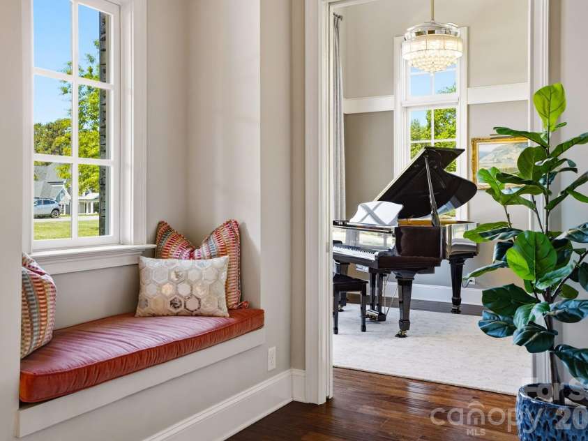 147 Torrence Chapel Road, Mooresville, NC 28117.  MLS# CAR4376776, YatesRealty ID 20424. Garden window in front entry. 
