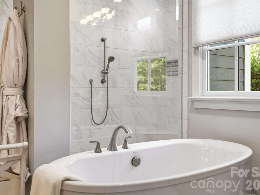 147 Torrence Chapel Road, Mooresville, NC 28117.  MLS# CAR4376776, YatesRealty ID 20424. Large soaking tub. 