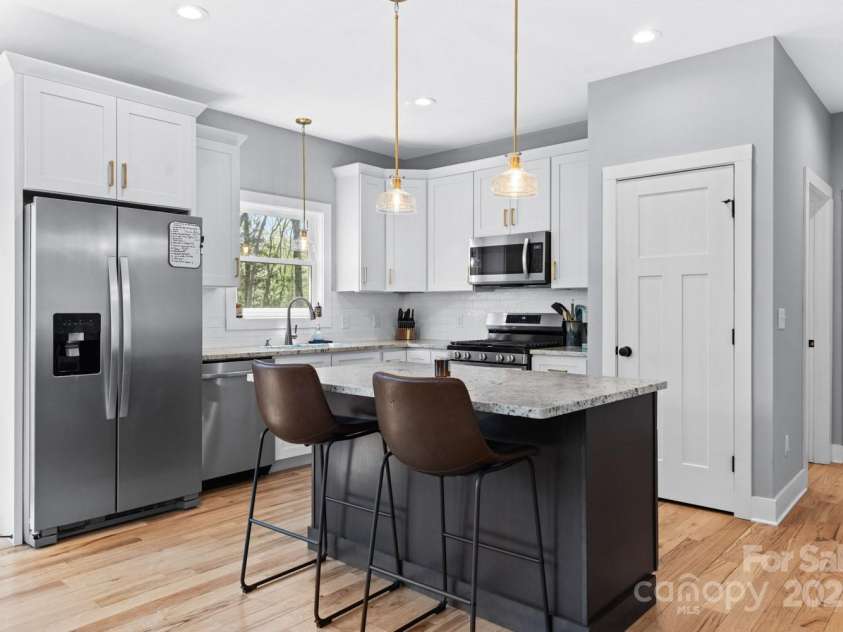 209 Fall Leaves Drive, Fairview, NC 28730.  MLS# CAR4312679, YatesRealty ID 20427. Beautiful open kitchen with granite countertops.