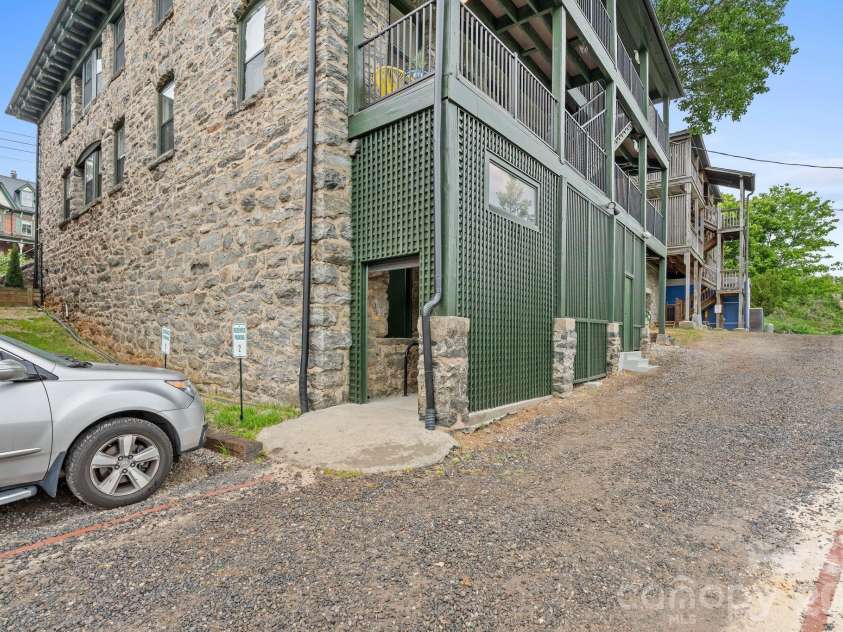 134 Biltmore Avenue, Asheville, NC 28801.  MLS# CAR4375399, YatesRealty ID 20428. 