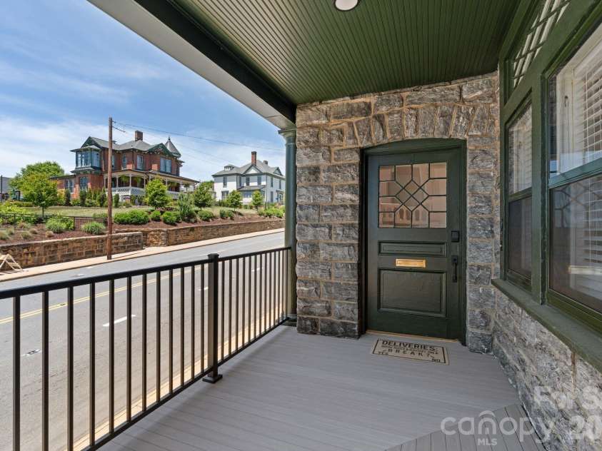 134 Biltmore Avenue, Asheville, NC 28801.  MLS# CAR4375399, YatesRealty ID 20428. 