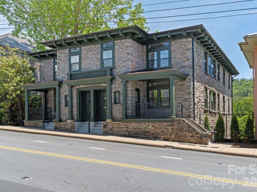 134 Biltmore Avenue, Asheville, NC 28801.  MLS# CAR4375399, YatesRealty ID 20428. 