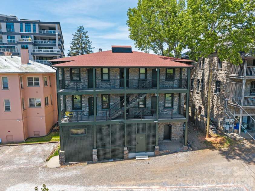 134 Biltmore Avenue, Asheville, NC 28801.  MLS# CAR4375399, YatesRealty ID 20428. 