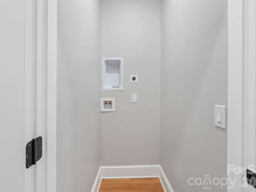 134 Biltmore Avenue, Asheville, NC 28801.  MLS# CAR4375399, YatesRealty ID 20428. Laundry room