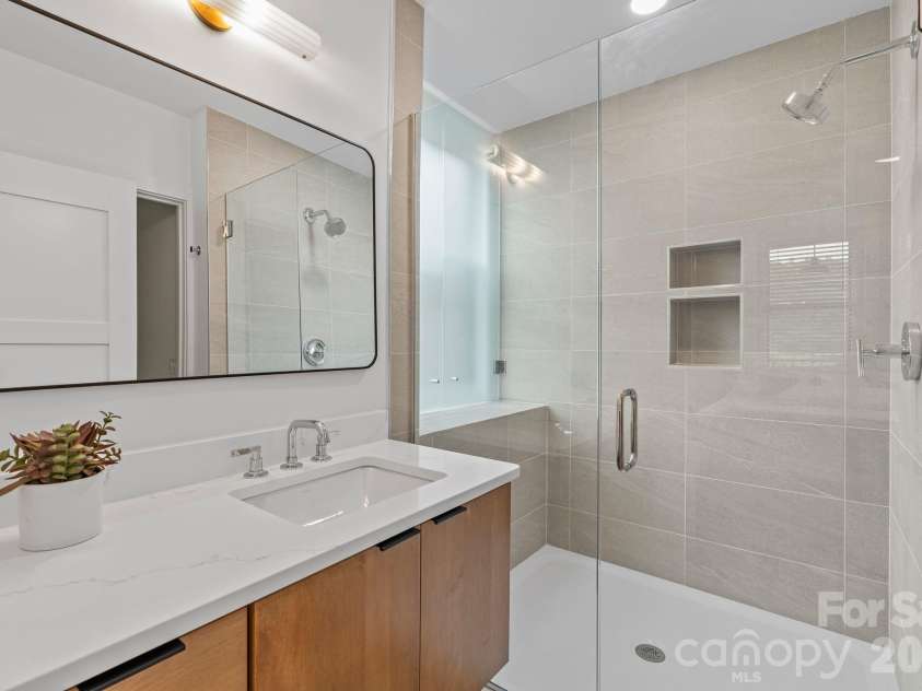 134 Biltmore Avenue, Asheville, NC 28801.  MLS# CAR4375399, YatesRealty ID 20428. Primary bathroom