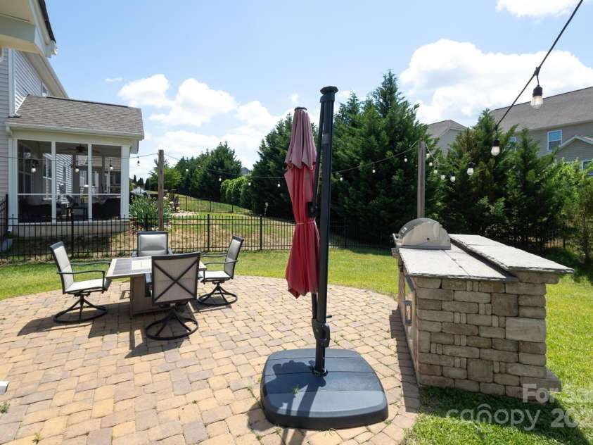 8317 Dallas Bay Road, Charlotte, NC 28278.  MLS# CAR4256000, YatesRealty ID 20428. Built-In Grilling Station