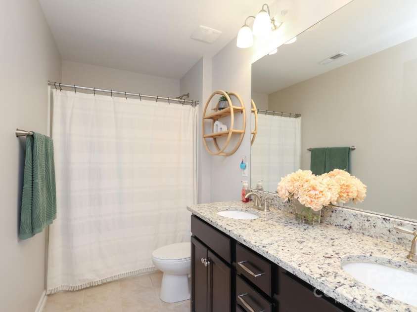 8317 Dallas Bay Road, Charlotte, NC 28278.  MLS# CAR4256000, YatesRealty ID 20428. Full Bath 2