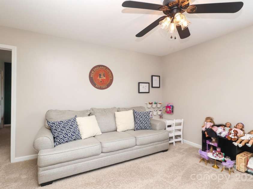 8317 Dallas Bay Road, Charlotte, NC 28278.  MLS# CAR4256000, YatesRealty ID 20428. Loft