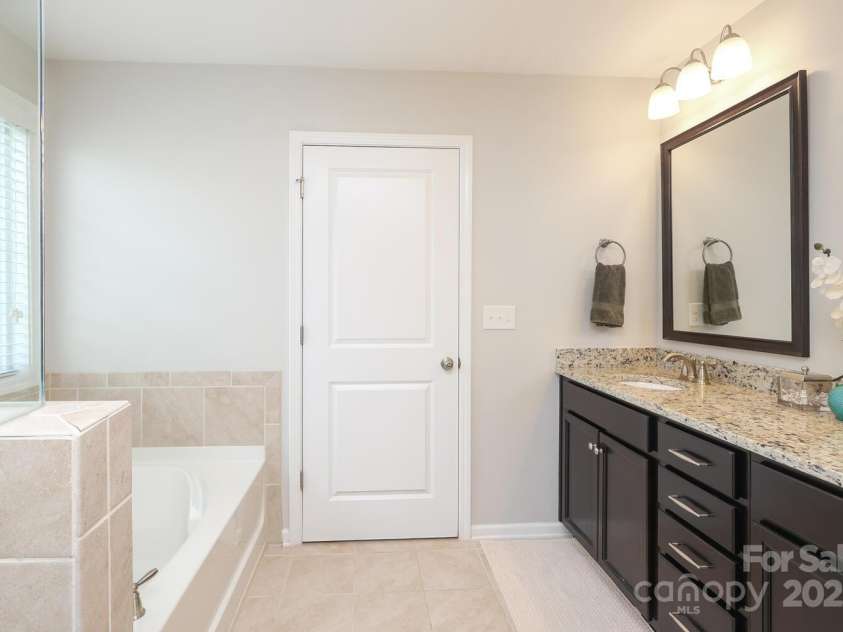 8317 Dallas Bay Road, Charlotte, NC 28278.  MLS# CAR4256000, YatesRealty ID 20428. Primary Bathroom