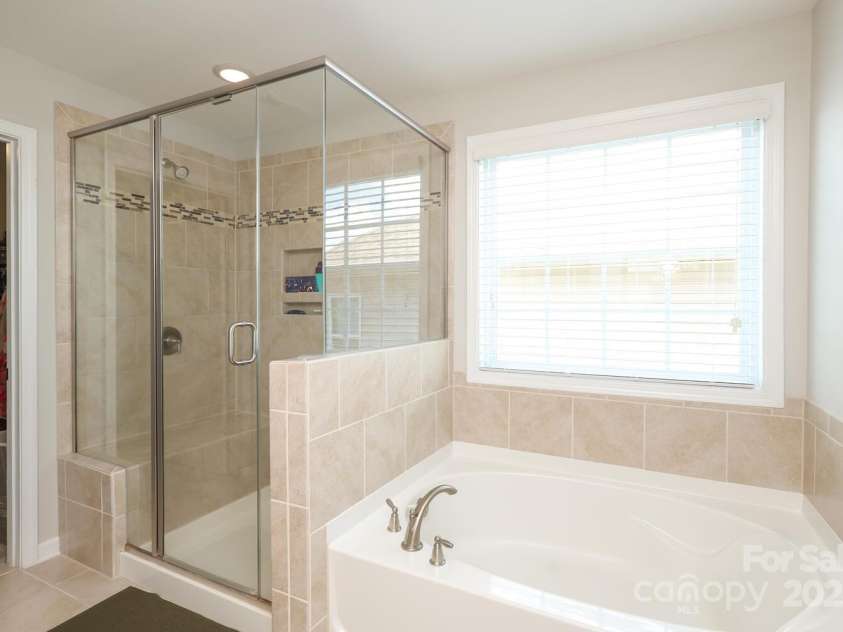 8317 Dallas Bay Road, Charlotte, NC 28278.  MLS# CAR4256000, YatesRealty ID 20428. Primary Bathroom