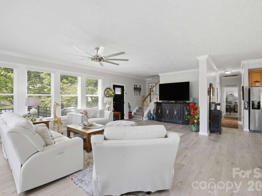 819 Hickory Point Drive, Lexington, NC 27292.  MLS# CAR4375539, YatesRealty ID 20429. 