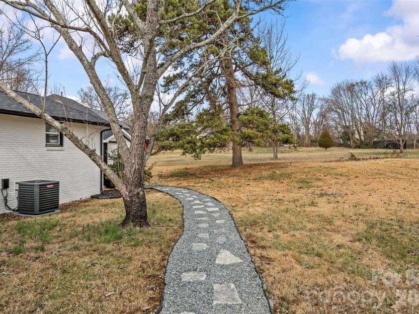 820 Dale Avenue, Charlotte, NC 28216.  MLS# CAR4334513, YatesRealty ID 2043. 