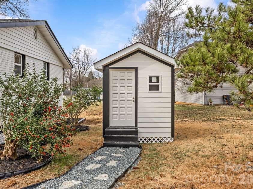 820 Dale Avenue, Charlotte, NC 28216.  MLS# CAR4334513, YatesRealty ID 2043. 