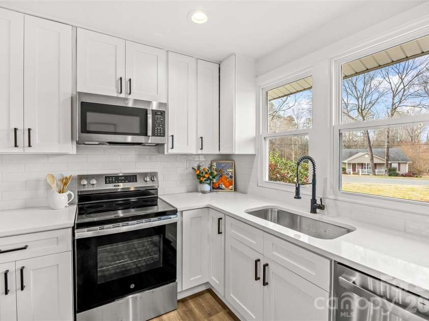 820 Dale Avenue, Charlotte, NC 28216.  MLS# CAR4334513, YatesRealty ID 2043. 