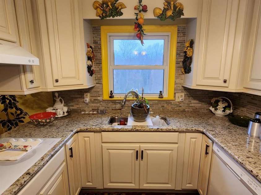 406 Caldwell Avenue, Newton, NC 28658.  MLS# CAR4248372, YatesRealty ID 20431. 