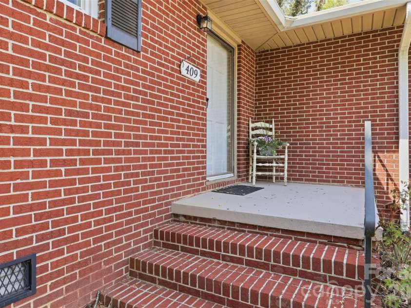 409 Walnut Place, Lenoir, NC 28645.  MLS# CAR4370014, YatesRealty ID 20431. 