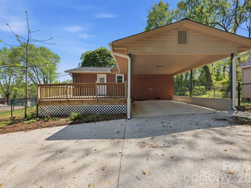 409 Walnut Place, Lenoir, NC 28645.  MLS# CAR4370014, YatesRealty ID 20431. 
