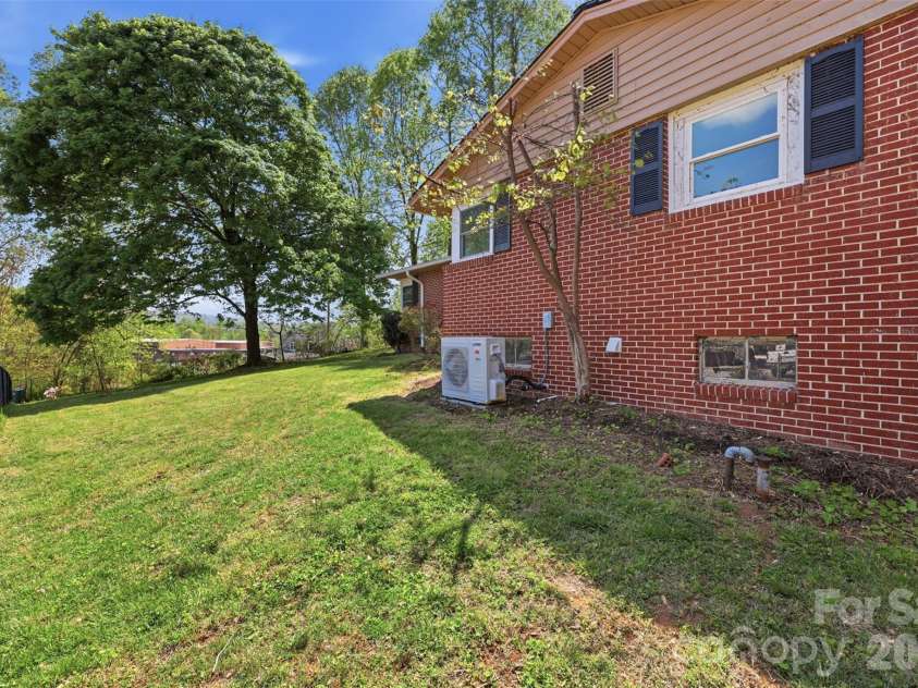 409 Walnut Place, Lenoir, NC 28645.  MLS# CAR4370014, YatesRealty ID 20431. 