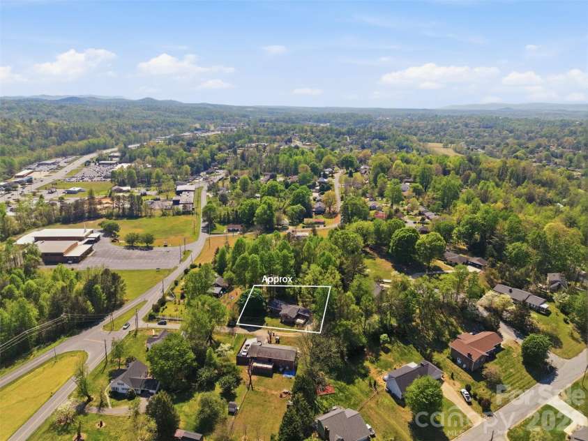 409 Walnut Place, Lenoir, NC 28645.  MLS# CAR4370014, YatesRealty ID 20431. 