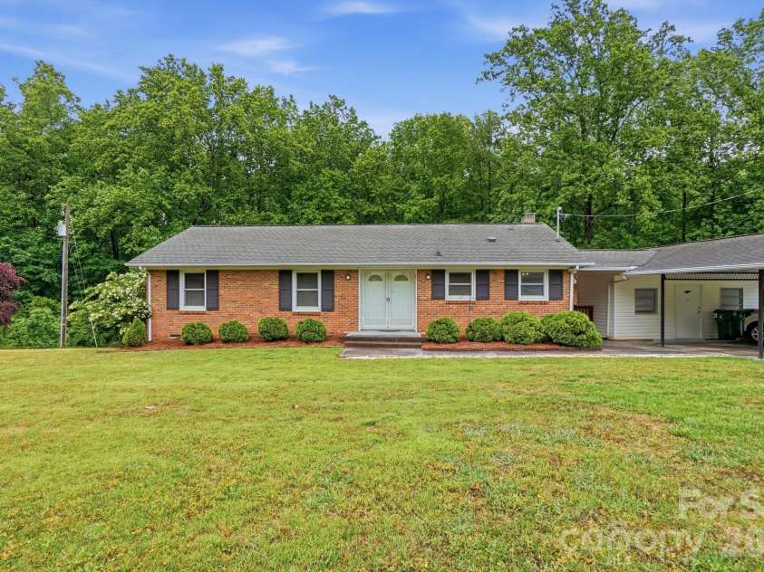 6704 Alanbrook Road, Charlotte, NC 28215.  MLS# CAR4377536, YatesRealty ID 20434. 