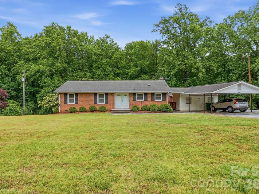 6704 Alanbrook Road, Charlotte, NC 28215.  MLS# CAR4377536, YatesRealty ID 20434. 