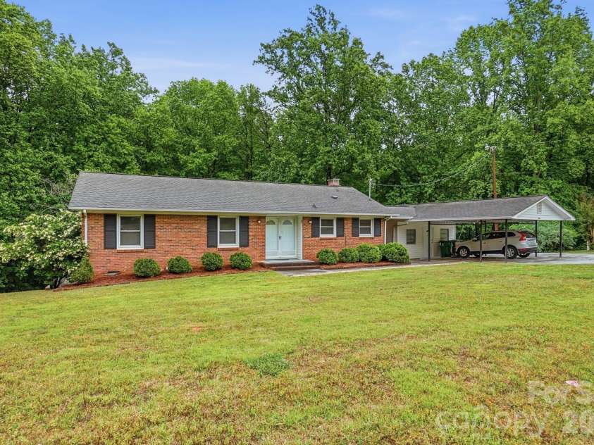 6704 Alanbrook Road, Charlotte, NC 28215.  MLS# CAR4377536, YatesRealty ID 20434. 