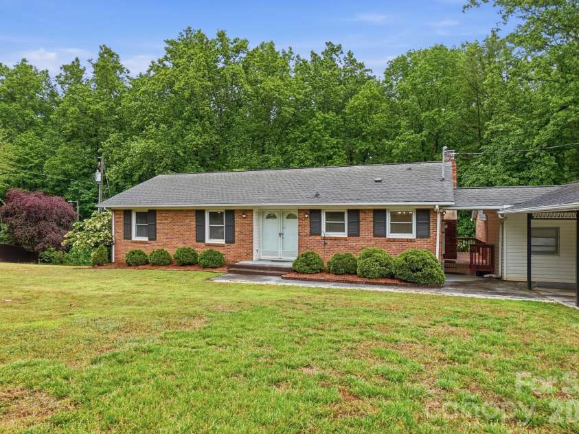 6704 Alanbrook Road, Charlotte, NC 28215.  MLS# CAR4377536, YatesRealty ID 20434. 
