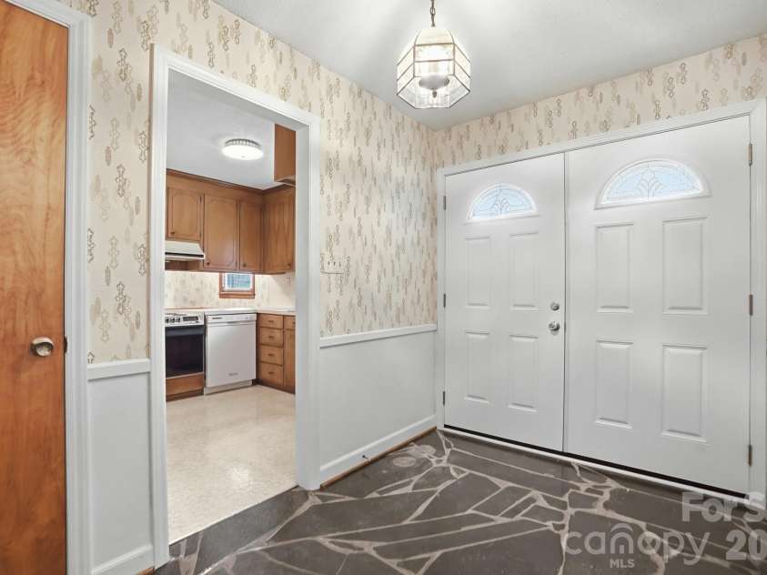 6704 Alanbrook Road, Charlotte, NC 28215.  MLS# CAR4377536, YatesRealty ID 20434. 