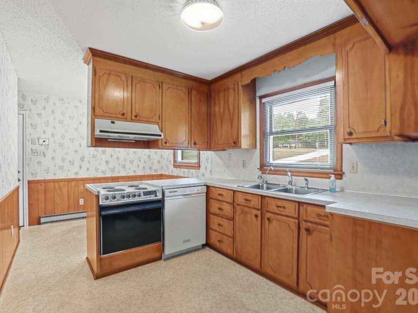 6704 Alanbrook Road, Charlotte, NC 28215.  MLS# CAR4377536, YatesRealty ID 20434. 