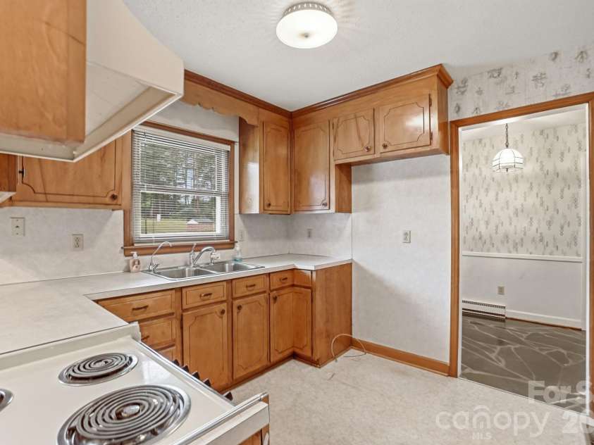 6704 Alanbrook Road, Charlotte, NC 28215.  MLS# CAR4377536, YatesRealty ID 20434. 