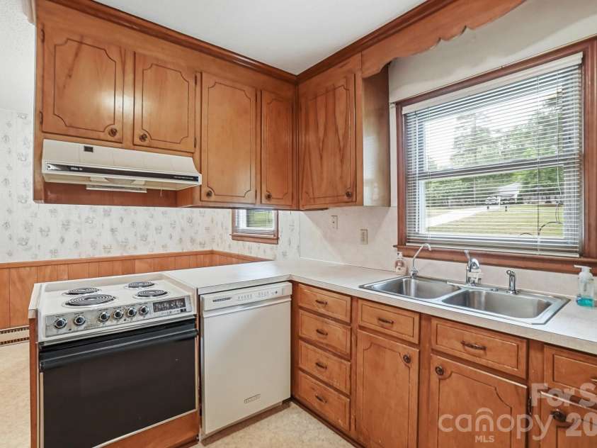 6704 Alanbrook Road, Charlotte, NC 28215.  MLS# CAR4377536, YatesRealty ID 20434. 