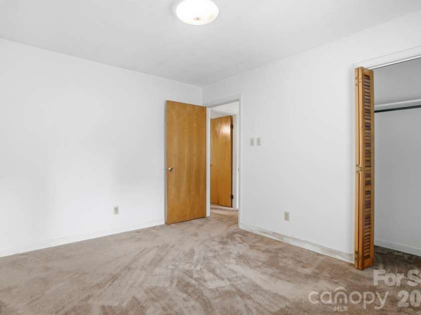 6704 Alanbrook Road, Charlotte, NC 28215.  MLS# CAR4377536, YatesRealty ID 20434. 