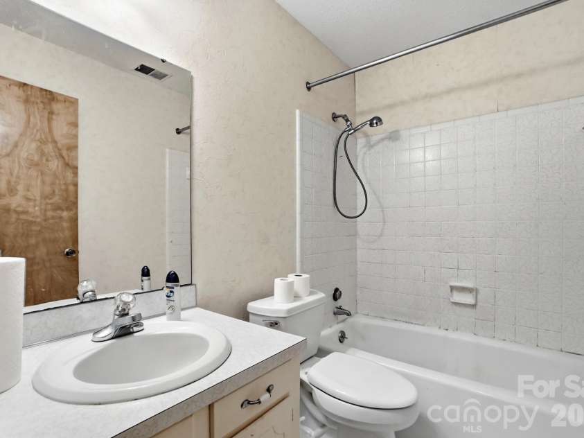 6704 Alanbrook Road, Charlotte, NC 28215.  MLS# CAR4377536, YatesRealty ID 20434. 