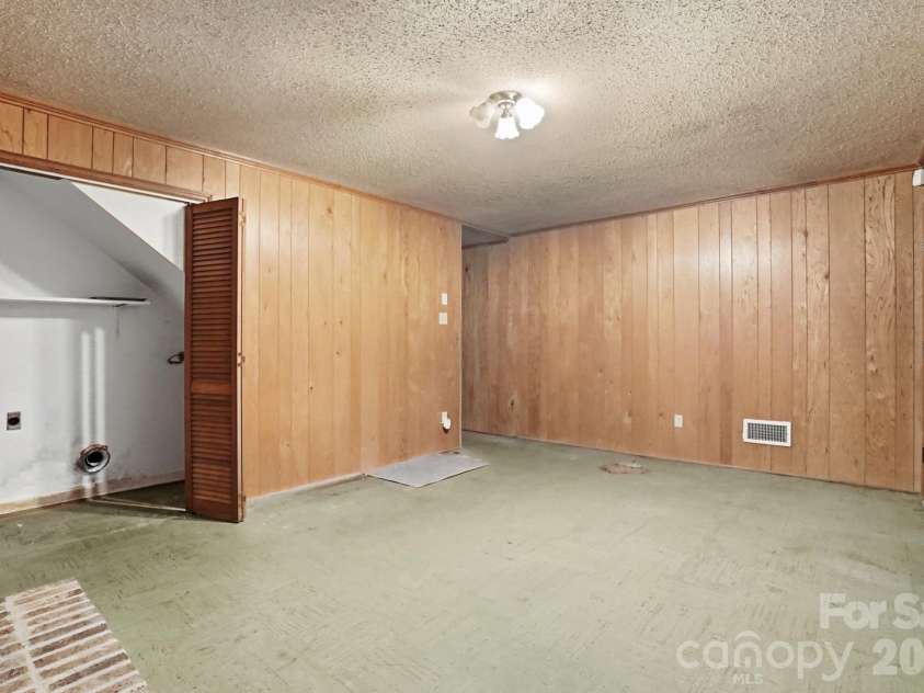 6704 Alanbrook Road, Charlotte, NC 28215.  MLS# CAR4377536, YatesRealty ID 20434. 
