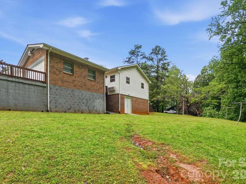 6704 Alanbrook Road, Charlotte, NC 28215.  MLS# CAR4377536, YatesRealty ID 20434. 
