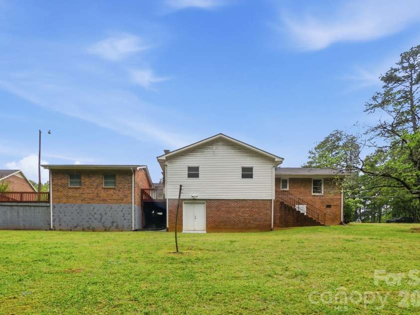 6704 Alanbrook Road, Charlotte, NC 28215.  MLS# CAR4377536, YatesRealty ID 20434. 