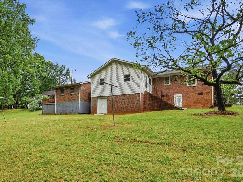 6704 Alanbrook Road, Charlotte, NC 28215.  MLS# CAR4377536, YatesRealty ID 20434. 