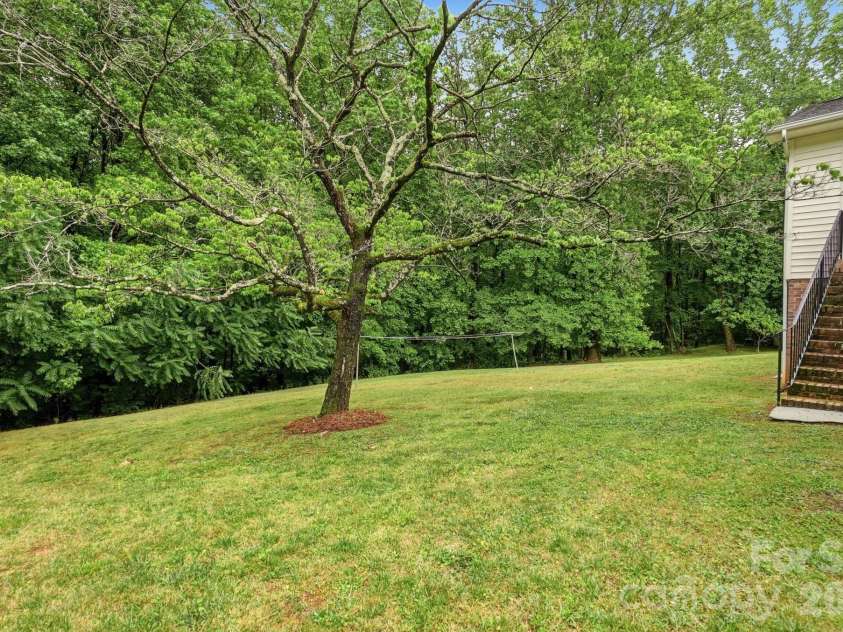 6704 Alanbrook Road, Charlotte, NC 28215.  MLS# CAR4377536, YatesRealty ID 20434. 